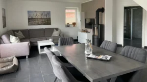 Hilgenhuus-Essbereich-Wohnzimmer-und-Kamin