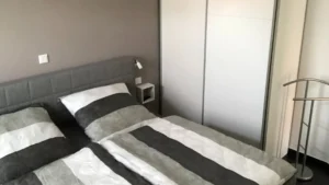 Hilgenhuus-Schlafzimmer-EG-mit-Kleiderschrank
