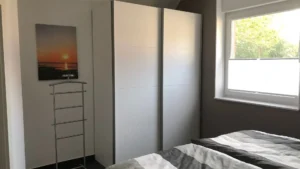 Hilgenhuus-Schlafzimmer-OG-mit-Kleiderschrank